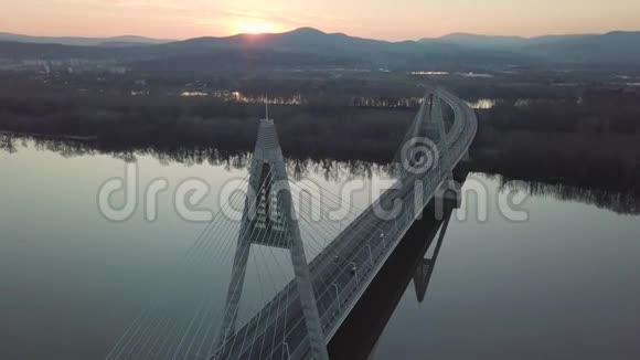 河上的公路桥视频的预览图