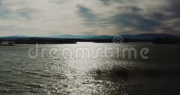 从abowe俯瞰湖景视频的预览图