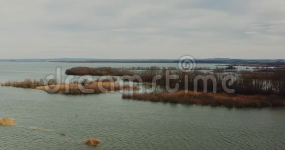 从abowe俯瞰湖景视频的预览图