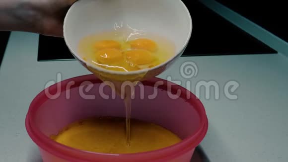 鸡蛋倒在碗里视频的预览图