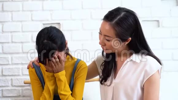 亚洲母亲安慰哭泣的十几岁的女儿在痛苦压力沮丧悲伤的心态视频的预览图