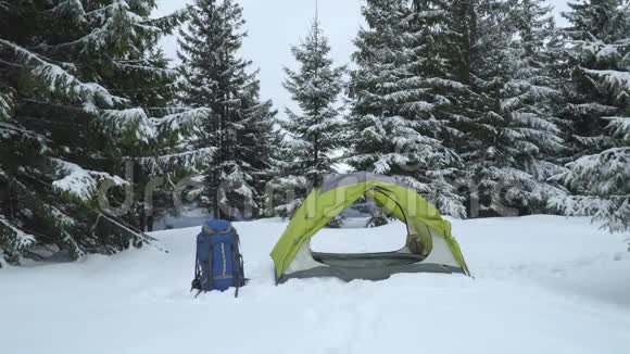 帐篷附近的旅行者视频的预览图