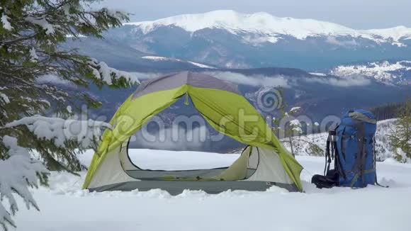在冬天的山上露营视频的预览图