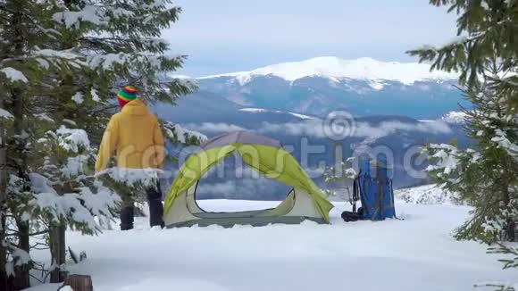 帐篷附近的旅行者视频的预览图