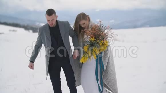 一对夫妇在雪地上散步视频的预览图