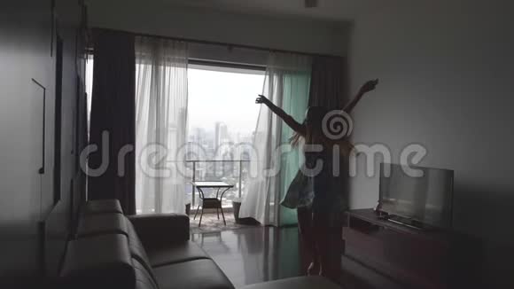 女人在客厅跳舞视频的预览图