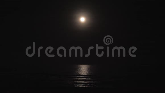 黑暗的夜晚月亮和大海视频的预览图