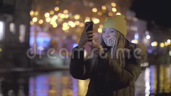 女人用智能手机视频的预览图