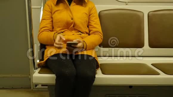 坐地铁的女孩视频的预览图