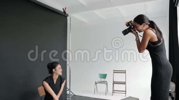 摄影师和模特一起工作视频的预览图