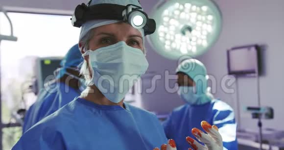 高加索女外科医生在医院手术室的特写镜头视频的预览图