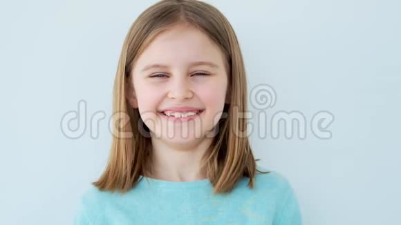 小女孩在笑视频的预览图