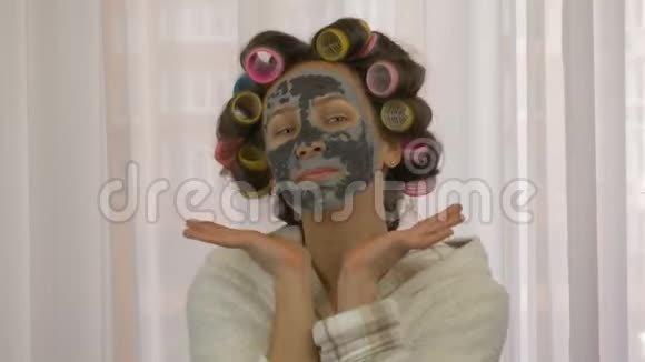 戴着黑色面罩的女人美容和美容的概念女人脸上戴着粘土面具闭上眼睛皮肤护理家庭主妇秀视频的预览图