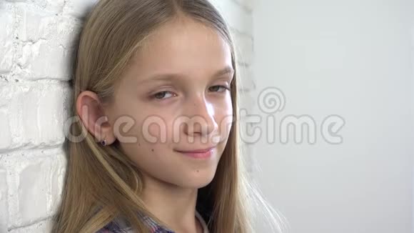 少年金发少女孩子微笑的肖像欢乐的儿童脸视频的预览图