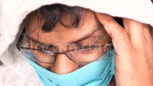 带着头巾的病人戴着保护面具视频的预览图