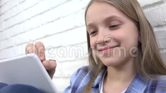 孩子在游戏室玩平板电脑孩子在学校写作业女孩在家学习视频的预览图