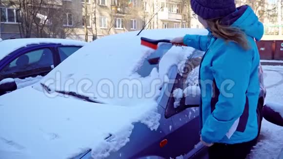 女人用刷子擦雪车视频的预览图