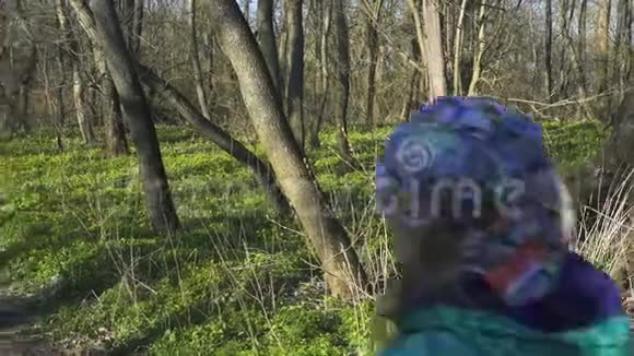 一家人在阳光明媚的森林里散步视频的预览图
