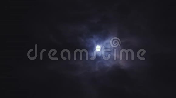 夜晚的月亮和4k的云彩视频的预览图