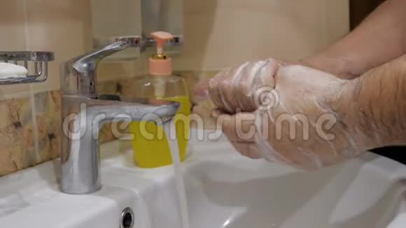 老年人正确洗手用肥皂彻底保护病毒视频的预览图