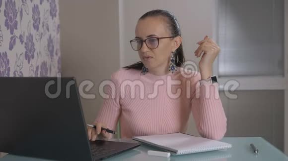 一个在笔记本电脑上工作的女人视频的预览图