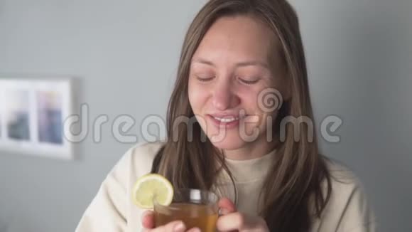 女人喝柠檬热茶视频的预览图
