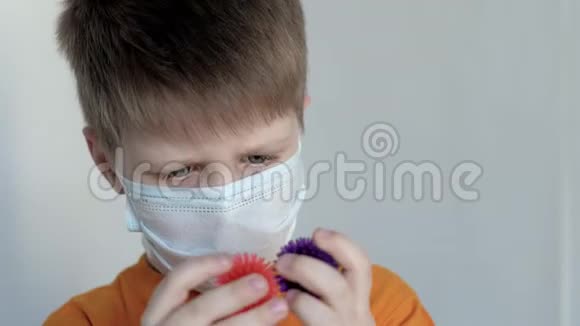 蓝眼睛的男孩转动手中的冠状病毒嗅了嗅微笑着视频的预览图