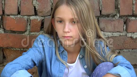 悲伤的孩子不幸的孩子体贴的被欺负的青少年女孩户外公园儿童悲伤抑郁的青少年肖像视频的预览图