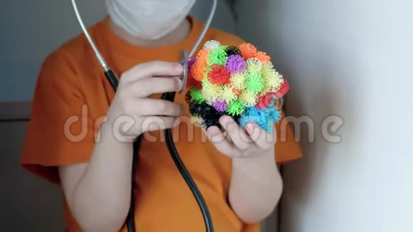 一个戴着面具的男孩坐着用听诊器听很多病毒视频的预览图