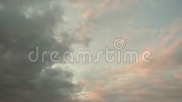 黎明时天空中漂浮的云视频的预览图