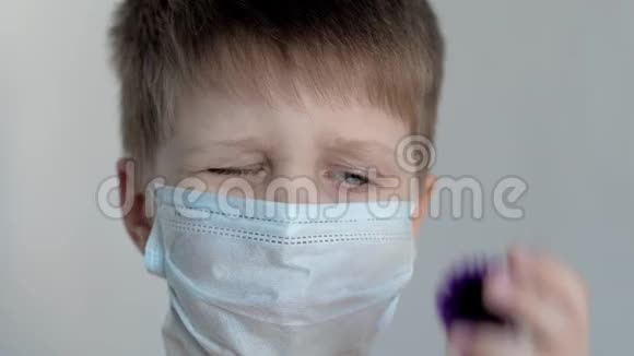 在白色背景下一个男孩把气球放得像冠状病毒而不是眼睛视频的预览图