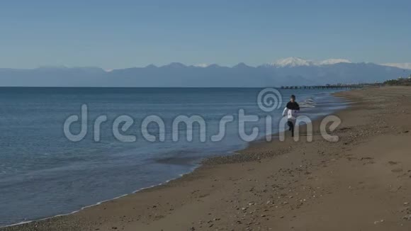 小男孩沿着大海奔跑视频的预览图