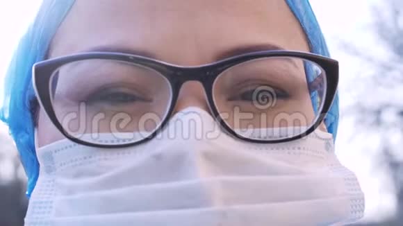 冠状病毒Covid19大流行中的保健戴防护面罩和室外护目镜的人视频的预览图