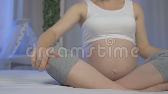怀孕和虚拟触摸屏视频的预览图