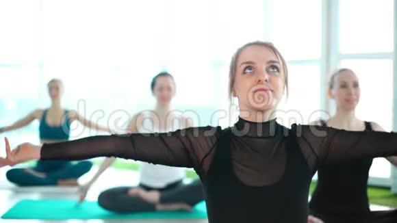 女职业瑜伽教练与学生练习瑜伽的肖像视频的预览图