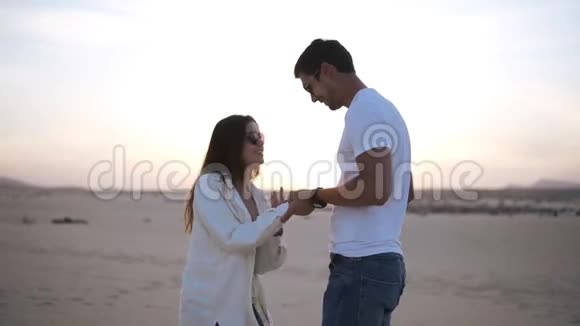 可爱快乐的笑着夫妇穿着休闲的白色T恤一个深色头发的家伙和他的女人在一起抱着视频的预览图