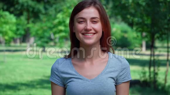 户外的快乐女人肖像视频的预览图