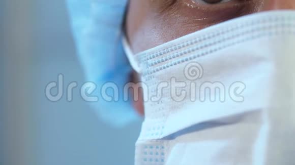 外科口罩医生之眼视频的预览图
