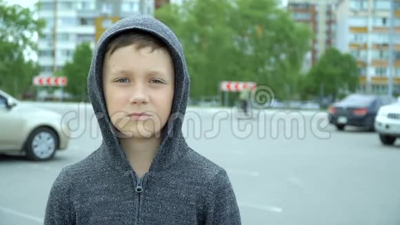 街上一个穿黑帽的男孩视频的预览图