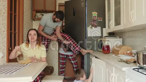 检疫期间厨房混乱的有趣家庭视频的预览图