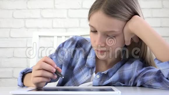 孩子在游戏室玩平板电脑孩子在学校写作业女孩在家学习视频的预览图