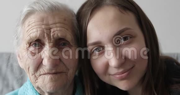 祖母和孙女面对面地看着镜头视频的预览图