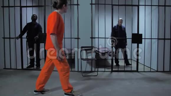 越狱警卫在牢房里视频的预览图