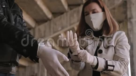 这对夫妇戴上医用手套以防新型冠状病毒的爆发视频的预览图