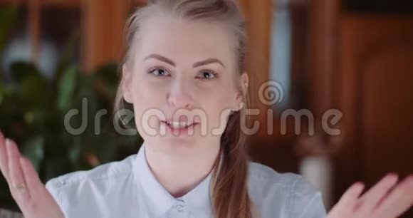 年轻女子vloggin和微笑进入镜头视频的预览图