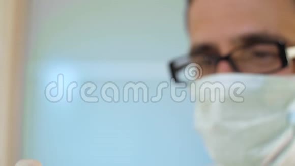 医生用血看管子视频的预览图