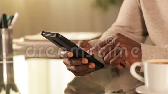 黑人在家里用手机发短信视频的预览图