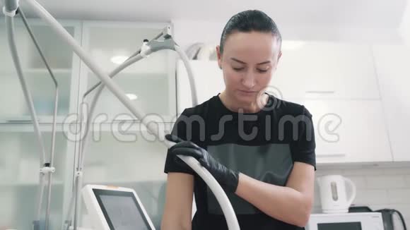 漂亮的年轻女性美容师进行微波治疗视频的预览图