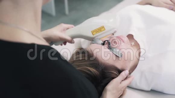 美容师在医疗诊所对女性面部进行水剥离术视频的预览图