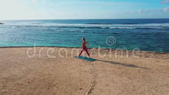 女性做瑜伽运动在海滩上伸展身体观看海景视频的预览图